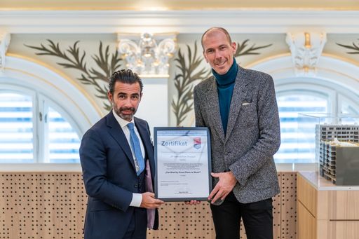 Geschäftsführende Gesellschafter Reza Akhavan und
Dr. Daniel Jelitzka mit dem Zertifkat für den "Great Place to work"