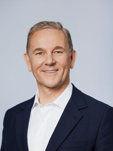 Peter Oswald - CEO Mayr-Melnhof Karton AG vom
Branchendatenanbieter Fastmarkets RISI als CEO des Jahres 2022 der
europäischen Papierindustrie ausgezeichnet.