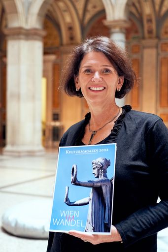 Vorschau Bild von Christa Bauer, Präsidentin des Vereins der geprüften Wiener
Fremdenführer, mit dem Kulturmagazin 2022 im MAK