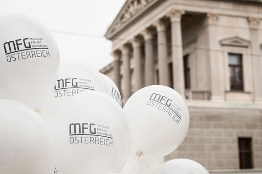 Vor den Toren des Parlaments. - Die MFG-Luftballons - wie sie auf
den Kundgebungen verteilt wurden - sind inzwischen zum Symbol dieser
neunen Bewegung geworden.