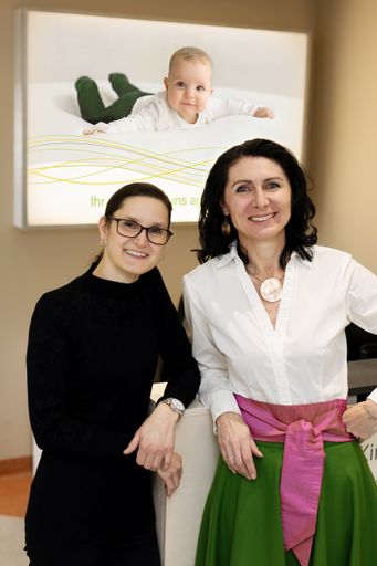 Vorschau Bild von Führungswechsel im Kinderwunschzentrum der
Privatklinik Goldenes Kreuz: Dr. Nicole Petrovits (re.),
Reproduktionsmedizinerin und neue ärztliche Leiterin, mit Dr.
Kristin Lietz (li.), Embryologin und Leiterin des Klinischen Labors.