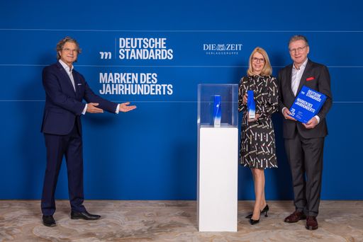 Dr. Florian Langenscheidt ehrt lavera als Marke des Jahrhunderts
- DIE NATURKOSMETIK und übergibt die Trophäe an Claudia Haase und
Markenerfinder Thomas Haase / Weiterer Text über ots und
www.presseportal.de/nr/64783 / Die Verwendung dieses Bildes ist für
redaktionelle Zwecke unter Beachtung ggf. genannter
Nutzungsbedingungen honorarfrei. Veröffentlichung bitte mit
Bildrechte-Hinweis.