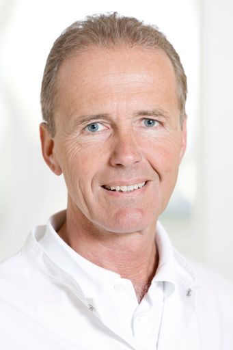 Vorschau Bild von Oberarzt Dr. Thomas Rustler: "Lockerungsübungen und
häufige Sitzpositionswechsel helfen präventiv gegen Beschwerden"