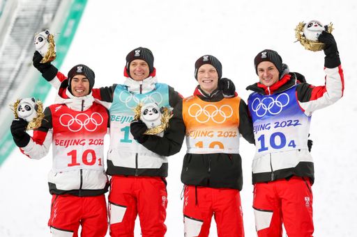 Die Goldmedaillengewinner Korporal Jan Hörl,
Korporal Daniel Huber, Stefan Kraft und Manuel Fettner