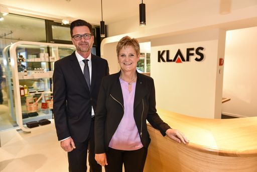 Mehr als 40 Jahre schlug das Herz von
KLAFS-Geschäftsführerin Monika Kober für Saunen und Wohlbefinden.
Seit 1997 bildete sie gemeinsam mit Jürgen Klingenschmid das
erfolgreiche gemischte Doppel an der Spitze des Wellness-
Unternehmens. Mit Anfang 2022 verabschiedete sich die starke
Unternehmerin in den Ruhestand. Seither führt Jürgen Klingenschmid
die KLAFS GmbH solo – mit großen Plänen.