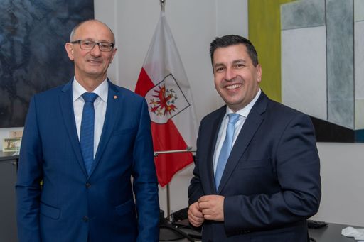 Tirols Wirtschaftslandesrat Anton Mattle (li.), Dr.
Marcus Hofer, Geschäftsführer der Standortagentur Tirol.
Bildnachweis: Standortagentur Tirol.