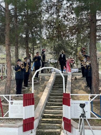 Verteidigungsministerin Klaudia Tanner bei der
Kranzniederlegung auf Zypern.