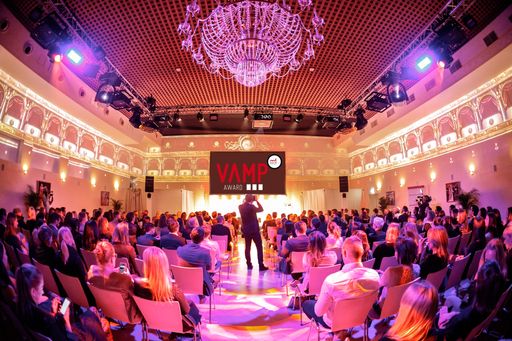 Vorschau Bild von Der VAMP Award, der österreichische Preis für
Ambient Media, Promotions und Digital-out-of-Home kehrt am 21. Juni
2022 auf die Bühne zurück.