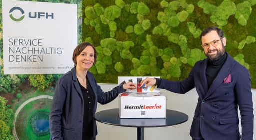  Petra Lehner, UFH-Spezialistin Recyclingmanagement
& Robert Töscher, Geschäftsführer UFH bei der fachgerechten
Entsorgung von Batterien und gebrauchten Akkus.