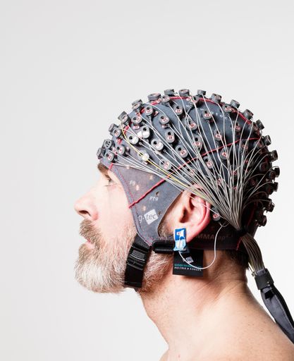 Vorschau Bild von Die EEG Haube misst Gehirnaktivitäten der
Schlaganfallpatienten in Echtzeit und steuert damit die funktionelle
Muskelstimulation und den Virtuell Avatar von recoveriX.