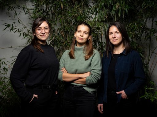  Katharina Brunner, Clara Porak und Alicia Prager bestreiten
gemeinsam den neuen Klimanewsletter „DATUM Breitengrade". ©Gianmaria
Gava
