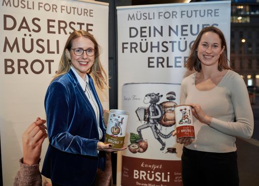 Vorschau Bild von Wirtschaftsministerin Margarete Schramböck mit dem
Gewinnerprojekt BRüSLi