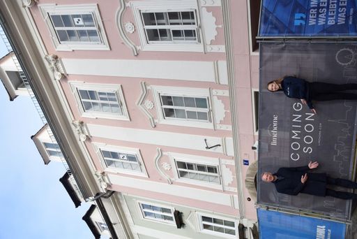 Vorschau Bild von Dieter Matjasic (GF LILIHILL) und Jana Jaklin
(Projektmanagement limehome) vor THE LORDS in Klagenfurt, wo mit
Herbst 2022 zehn moderne limehome suiten im denkmalgeschützen
Ambieten entstehen werden.