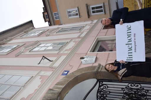 Vorschau Bild von Dieter Matjasic (GF LILIHILL) und Jana Jaklin
(Projektmanagement limehome) vor THE LORDS in Klagenfurt, wo mit
Herbst 2022 zehn moderne limehome suiten im denkmalgeschützen
Ambieten entstehen werden.