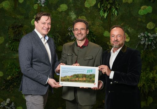 v. l. n. r.: Christian Tobias, Director People &
Culture (JTI Austria), Alexander Mrkvicka (Forst- und
Landwirtschaftsbetrieb der Stadt Wien), Ralf-Wolfgang Lothert,
Director Corporate Affairs & Communication (JTI Austria)