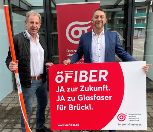 Bürgermeister Harald Tellian und öGIG-Projektleiter
Christian Trügler vor dem Gemeindeamt in Brückl