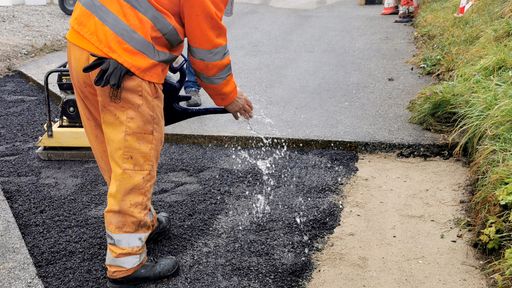 Vorschau Bild von 2018 entwickelte Vialit auf Basis der REaktiv-Asphalt Technologie
den ersten kalt verarbeitbaren CE-Asphalt.