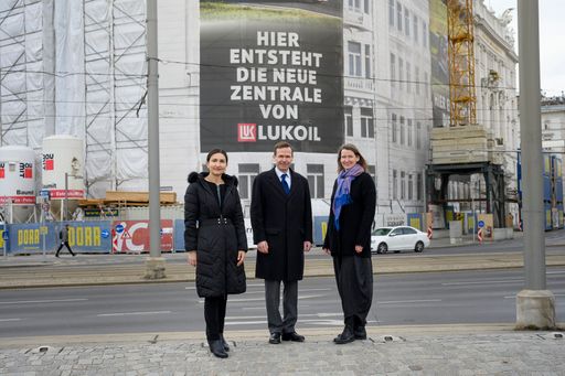 Azra Korjenic (TU Wien), Robert Gulla (LUKOIL) und
Ulrike Pitha (BOKU) zum Start des Forschungsprojektes am Wiener
Schwarzenbergplatz