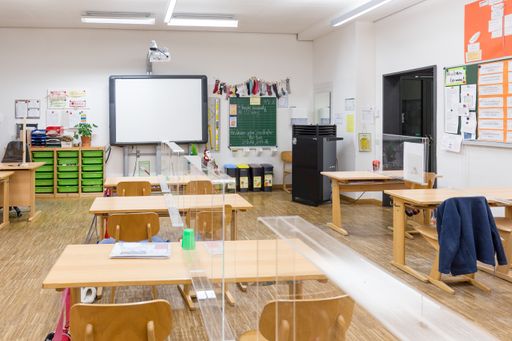 Schulklasse ausgestattet mit TAC V+ Hochleistungsluftreiniger und
Acrylglas-Trennwänden mit umlaufender Aerosol-Schutzkante. /
COVID-19 und Smog: Deutsche Botschaftsschule in Teheran setzt auf
deutsche Luftreiniger-Technologie / Weiterer Text über ots und
www.presseportal.de/nr/144355 / Die Verwendung dieses Bildes ist für
redaktionelle Zwecke unter Beachtung ggf. genannter
Nutzungsbedingungen honorarfrei. Veröffentlichung bitte mit
Bildrechte-Hinweis.