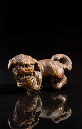 Bambusrhizom-Statuette eines Löwen, der mit einem Ball spielt,
Qing-Dynastie (1644-1911), Feng Xilu, während der Kangxi-Zeit
(1662-1722) aktiv, H: 4 cm, L: 6 cm, Shanghai, ShanghaiMuseum,
Inv.-Nr. 62711 Feng Xilu, auch bekannt als Yihou, stammte aus
Jiading. Er war gemeinsam mit seinen beiden Brüdern Xijue und
Xizhang in der Kangxi- (1662-1722) und Yongzheng-Zeit (1723-1735)
als Schnitzer aktiv. Als begabter Bambuswurzelschnitzer wurde er
1703 gemeinsam mit seinem Bruder Xizhang an den Hof in der
Verbotenen Stadt in Beijing berufen.