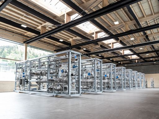 Montagehalle der Firma Wagner mit vorgefertigtem
Modul aus Edelstahlverrohrungen