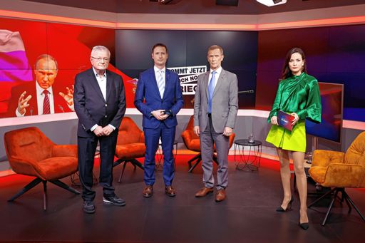 von links: „Krone“-Redakteur Kurt Seinitz,
FPÖ-Abgeordneter Volker Reifenberger und Brigadier im Ruhestand,
Walter Feichtinger zu Gast bei Katia Wagner auf krone.tv.