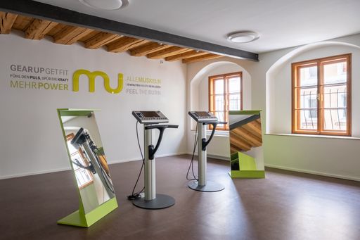  Das Architekturbüro Kaufmann Haas & Partner ging mit einer eigens
entworfenen Raumstruktur, spezifisch ausgewählten Böden und
Spezialmöbeln völlig neue Wege in der Fitnessbranche, beispielsweise
im Linzer Flagship-Store in der Altstadt_Credit M.A.N.D.U. / Ines
Thomsen