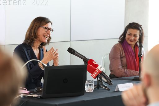 Vorschau Bild von v.l.: Marijana Stoisits, Geschäftsführerin Vienna
Film Comission und Veronica Kaup-Hasler, Amstführende Stadträtin für
Kultur und Wissenschaft in Wien