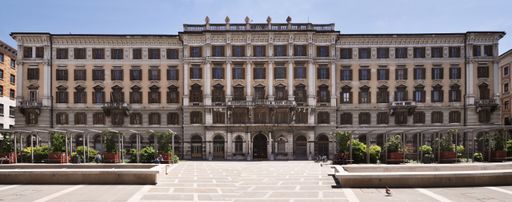 „Palazzo Compartimentale“ auf einem der schönsten
Plätze Norditaliens, der Piazza Vittoria Veneto