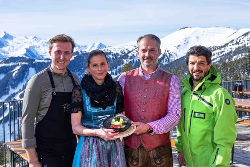 Vorschau Bild von v.l.n.r.: Florian Zillner, Koch-Youngster aus Zell
am See, mit Miriam Mayr & Friedrich Mayr Szummer von der
Schmiedhofalm und Markus Papai (Schmittenhöhebahn AG)