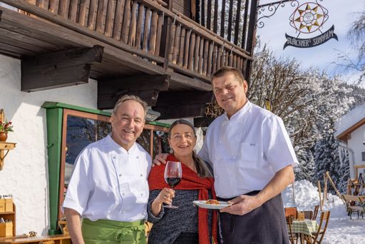 Vorschau Bild von v.l.n.r.: Josef Brüggler, einer der drei 3-Hauben
Köche aus Zell am See, mit Sonja Blaickner und Hannes Leo