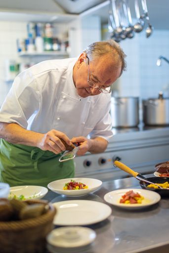 Vorschau Bild von 3-Hauben-Koch Josef Brüggler vom Erlhof beim
Zubereiten der hausgemachten Kartoffelgnocchi mit Rehschinken und
geräucherten Schotten