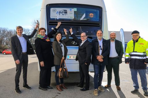 Vorschau Bild von vlnr: DI Dr. Nikolaus Fleischhacker, Geschäftsführer,
 Fen Research GmbH / DI Theresia Vogel, Geschäftsführerin Klima-& 
Energiefonds / Mari Matsuo, Hyundai Motor Europe / Mag. Roland 
Punzengruber / Geschäftsführer Hyundai Import GmbH / DI Andreas 
Solymos, Leiter Planung und Infrastruktur Graz Holding / Mag. Mark 
Perz, Vorstand Graz Holding / DI Peter Wiesinger, Abteilungsleiter 
Kraftfahrzeuge Wiener Linien
