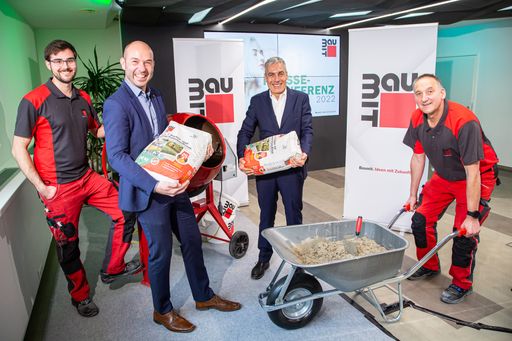  Im Bild v.l.n.r.: Thomas Bauer, F&E; Mag. Roman
Stickler, Marketingleiter Baumit GmbH; Mag. Georg Bursik,
Geschäftsführer Baumit GmbH; Josef Kienbink, F&E