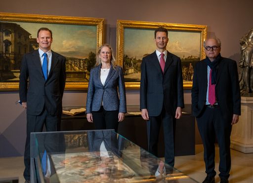 Vorschau Bild von Prinz Constantin von und zu Liechtenstein,
Alexandra Hanzl, stv. Direktorin Fürstliche Sammlungen, Erbprinz
Alois von und zu Liechtenstein und Johann Kräftner, Direktor
Fürstliche Sammlungen in der Sonderausstellung TREUER FÜRST