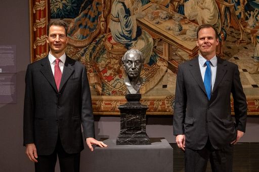 Vorschau Bild von Erbprinz Alois von und zu Liechtenstein und Prinz
Constantin von und zu Liechtenstein mit der Büste: Büste des Fürsten
Joseph Wenzel I. von Liechtenstein, 1773/74 von Franz Xaver
Messerschmidt, Sonderausstellung TREUER FÜRST