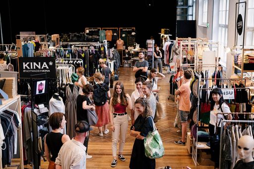 Markthalle mit Ständen und einigen Menschen