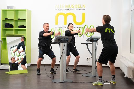 Vorschau Bild von Die M.A.N.D.U.-Member bekommen bei den Eröffnungswochen neben dem
besten EMS-Training auch die innovativen Detoxkuren von
Bergblut_Credit M.A.N.D.U./Ines Thomsen
