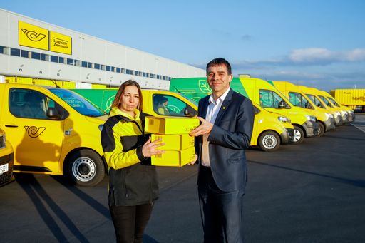 DI Peter Umundum, Vorstand für Paket & Logistik, hat die erste
Tranche der neuen E-Fahrzeuge im Logistikzentrum Steiermark in
Kalsdorf in Empfang genommen. Hinter einem Steuer der neuen
E-Fahrzeuge wird auch Paketzustellerin Vivien Süle sitzen.