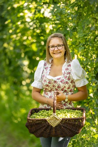 Karin Thaller hat bei der Privatbrauerei Zwettl in
Niederösterreich ihre Lehre abgeschlossen und ist begeistert:
"„Meine Entscheidung für die Lehre Brau- und Getränketechnikerin war
goldrichtig! Ich habe sehr viel Einblick in die komplexen Prozesse
und Abläufe gewonnen. Es macht Spaß, das in der Berufsschule
vermittelte Wissen in der Praxis einsetzen zu können. Die Ausbildung
bereitet einen gut auf die täglichen Herausforderungen im Betrieb
vor. Ich fühle mich sehr wohl und bin froh, diese Ausbildung gewählt
zu haben.“