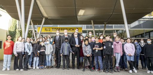 von links vordere Reihe: IGS Roderbruch E-Waste-Race Team, Prof.
Hans Fleisch (Lavera Thomas Haase Stiftung), Schulleiter Matthias
Aschern, Kultusminister Niedersachsen Grant Hendrik Tonne / Weiterer
Text über ots und www.presseportal.de/nr/64783 / Die Verwendung
dieses Bildes ist für redaktionelle Zwecke unter Beachtung ggf.
genannter Nutzungsbedingungen honorarfrei. Veröffentlichung bitte
mit Bildrechte-Hinweis.