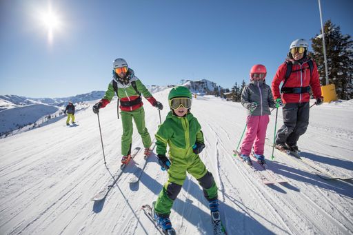 Beim „First Line Skiing“ setzen Frühaufsteher ihre Schwünge als
Erster in den frisch gespurten Schnee. Und zu Ostern fahren Kinder
gratis Ski.