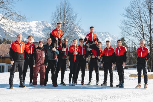  Die Bundesheer-Leistungssportler*innen zu Gast am
Wilden Kaiser. In der Mitte die Medaillen-Gewinner*innen Wolfgang
Kindl, Madeleine Egle und Lorenz Koller.