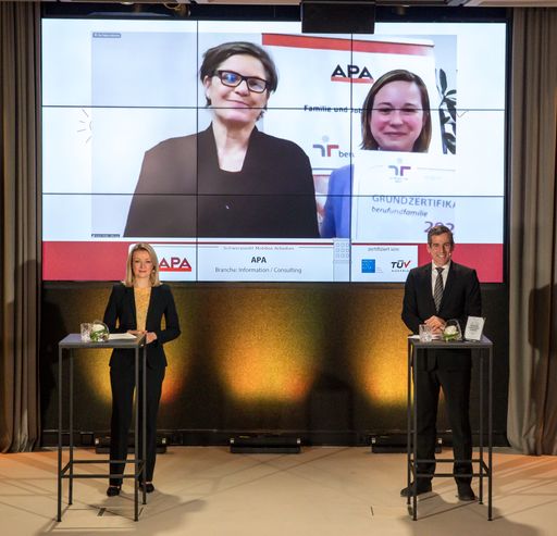  Im Rahmen der Veranstaltung „Familienfreundliche
Arbeitgeber 2021“ wurde der APA – Austria Presse Agentur am
Mittwoch, 2. März 2022, das staatliche Gütezeichen „berufundfamilie“
verliehen. Damit bekennt sich die APA weiterhin dazu, ihre
Mitarbeiterinnen und Mitarbeiter bei der Vereinbarkeit von Beruf und
Familie bestmöglich zu unterstützen sowie die Rahmenbedingungen für
Familienfreundlichkeit im Unternehmen zu optimieren und auszubauen.
Die offizielle Übergabe des Zertifikats fand im Zuge einer
virtuellen Verleihung durch Bernadett Humer, Sektionschefin Familie
und Jugend im Bundeskanzleramt, am 2. März statt.
APA-Geschäftsführerin Karin Thiller und HR-Verantwortliche Sandra
Blei nahmen die Auszeichnung entgegen.