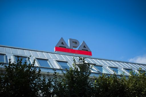 Vorschau Bild von Im Rahmen der Veranstaltung „Familienfreundliche
Arbeitgeber 2021“ wurde der APA – Austria Presse Agentur am
Mittwoch, 2. März 2022, das staatliche Gütezeichen „berufundfamilie“
verliehen. Damit bekennt sich die APA weiterhin dazu, ihre
Mitarbeiterinnen und Mitarbeiter bei der Vereinbarkeit von Beruf und
Familie bestmöglich zu unterstützen sowie die Rahmenbedingungen für
Familienfreundlichkeit im Unternehmen zu optimieren und auszubauen.