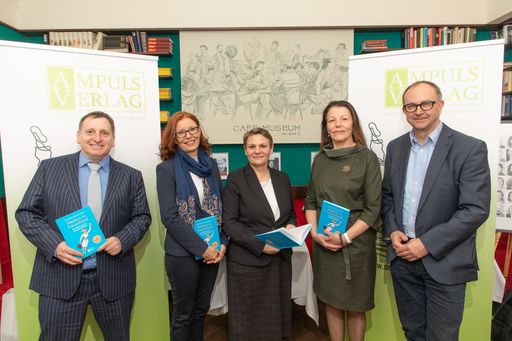  Erstpräsentation des Buchs „Medizin in Frauenhand“
Martin Rümmele (Verleger, Ampuls Verlag), Evelyn Kölldorfer-Leitgeb,
Generaldirektorin des Wiener Gesundheitsverbundes, Ruth Reitmeier
(Autorin), Maria Hofmarcher (Gesundheitsökonomin), Alexander
Foggensteiner (Autor)
