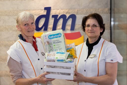 dm Kundinnen und Kunden können ab Montag direkt an der Kassa
symbolische Hilfspakete spenden.