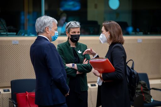 Justizministerin Alma Zadić tauscht sich im Rahmen
des Rats der EU-Justiz- und Innenminister:innen in Brüssel mit
EU-Justizkommissar Didier Reynders und der luxemburgischen
Justizministerin Sam Tanson über mögliche Sanktionen gegen Russland
aus.