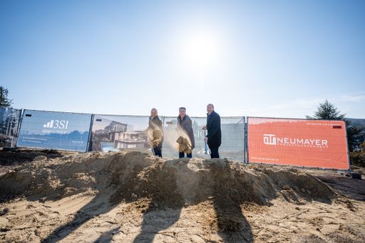 Vorschau Bild von Architekt Peter Steininger, Bauherr Michael Schmidt
und Markus Neumayer (Baustellenkoordination/Bauaufsicht) (v.l.n.r.)
freuen sich auf die Umsetzung dieses einzigartigen Projekts in
Döblinger Bestlage.