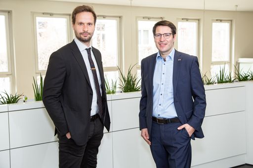 v.l.: Paul Anton Mayer (capito) und Martin
Wöckinger (APA-OTS) anlässlich der Integration des Tools „capito
digital“ für einfache Sprache in den PR-Desk